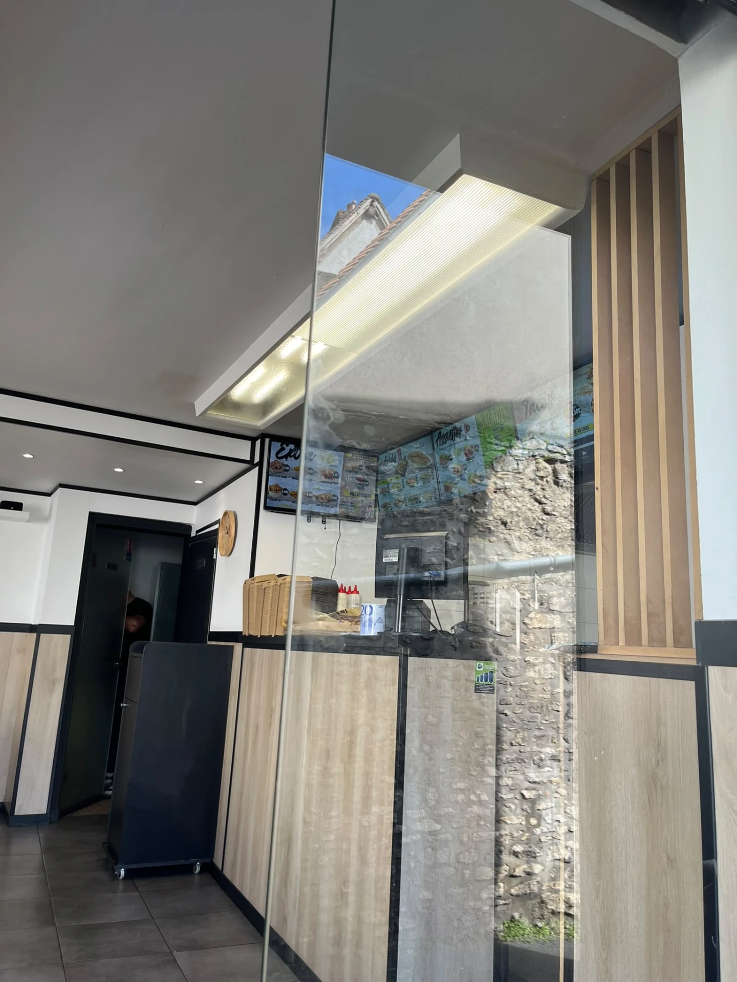 Vitre de restaurant avant intervention — traces et reflets voilés