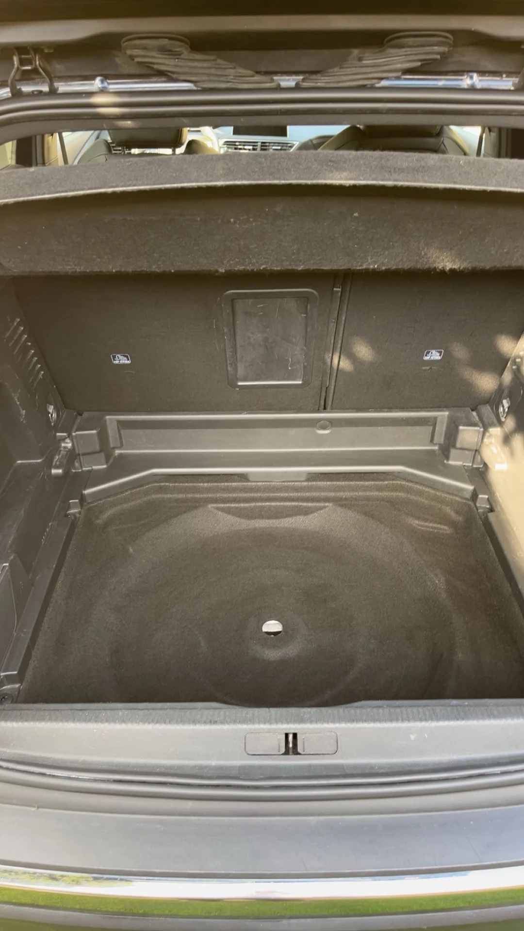 Coffre de voiture après remise à neuf — moquette aspirée et impeccable