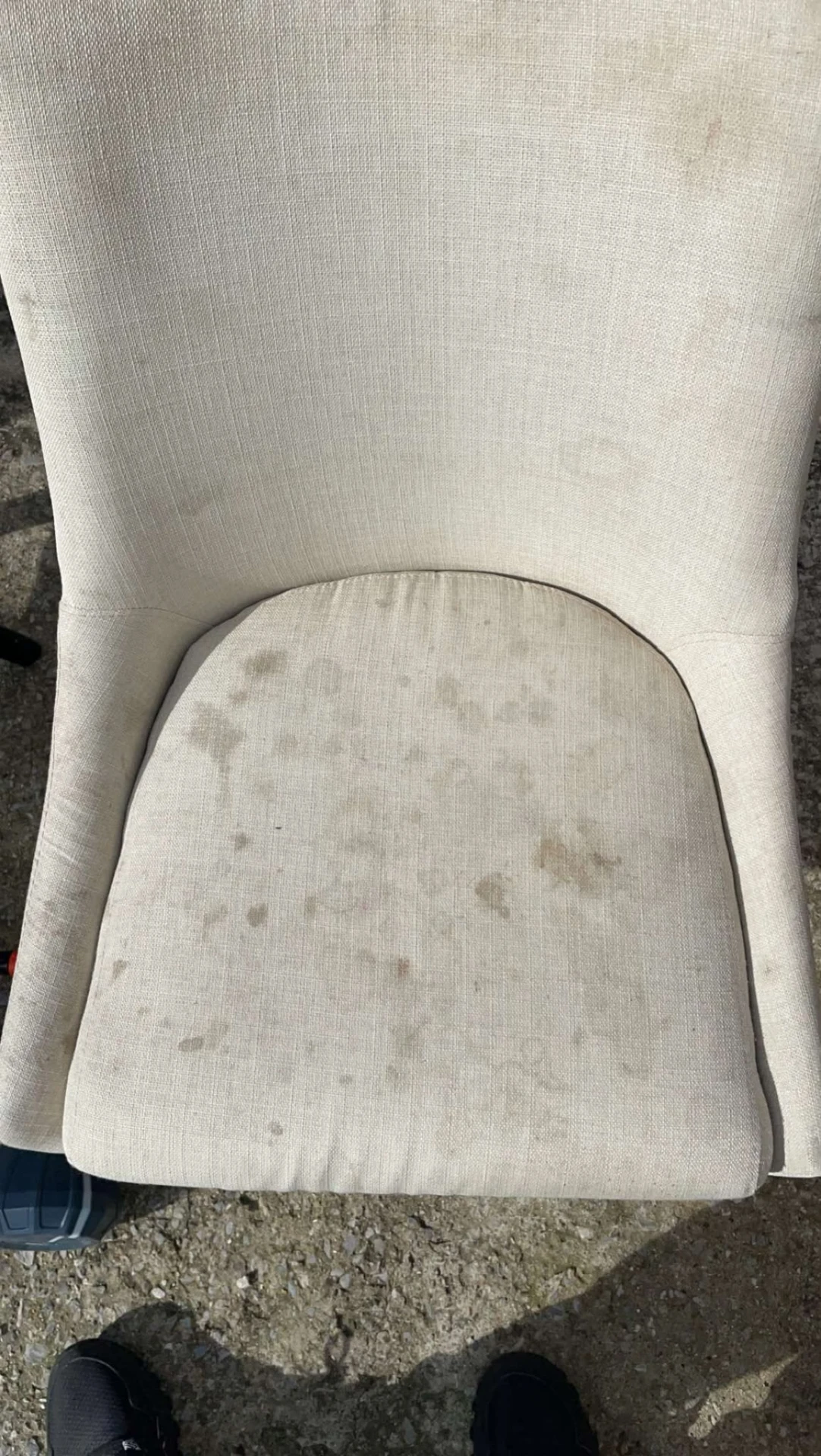 Chaise en tissu avant soin — assise tachée