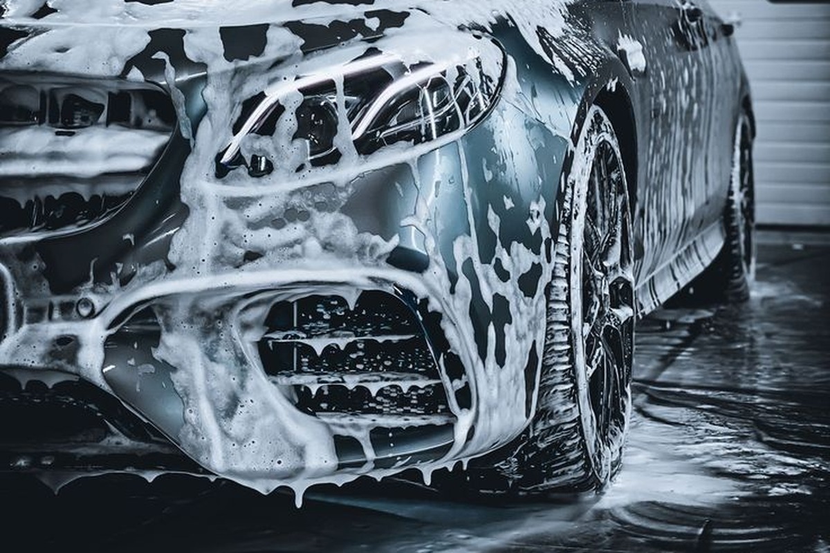Mercedes couverte de mousse — soin automobile haut de gamme