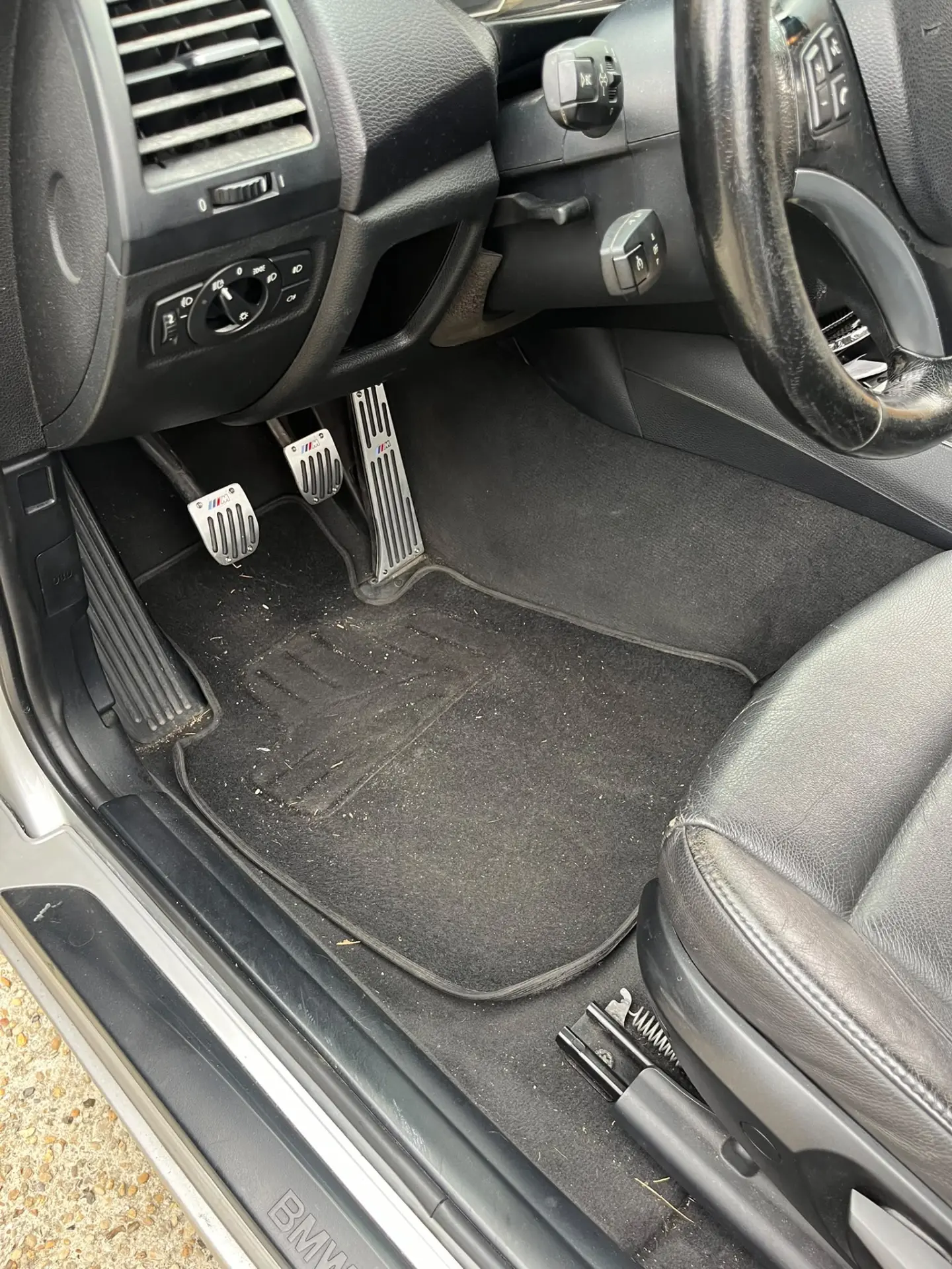 Habitacle BMW avant intervention — moquette et pédales encrassées