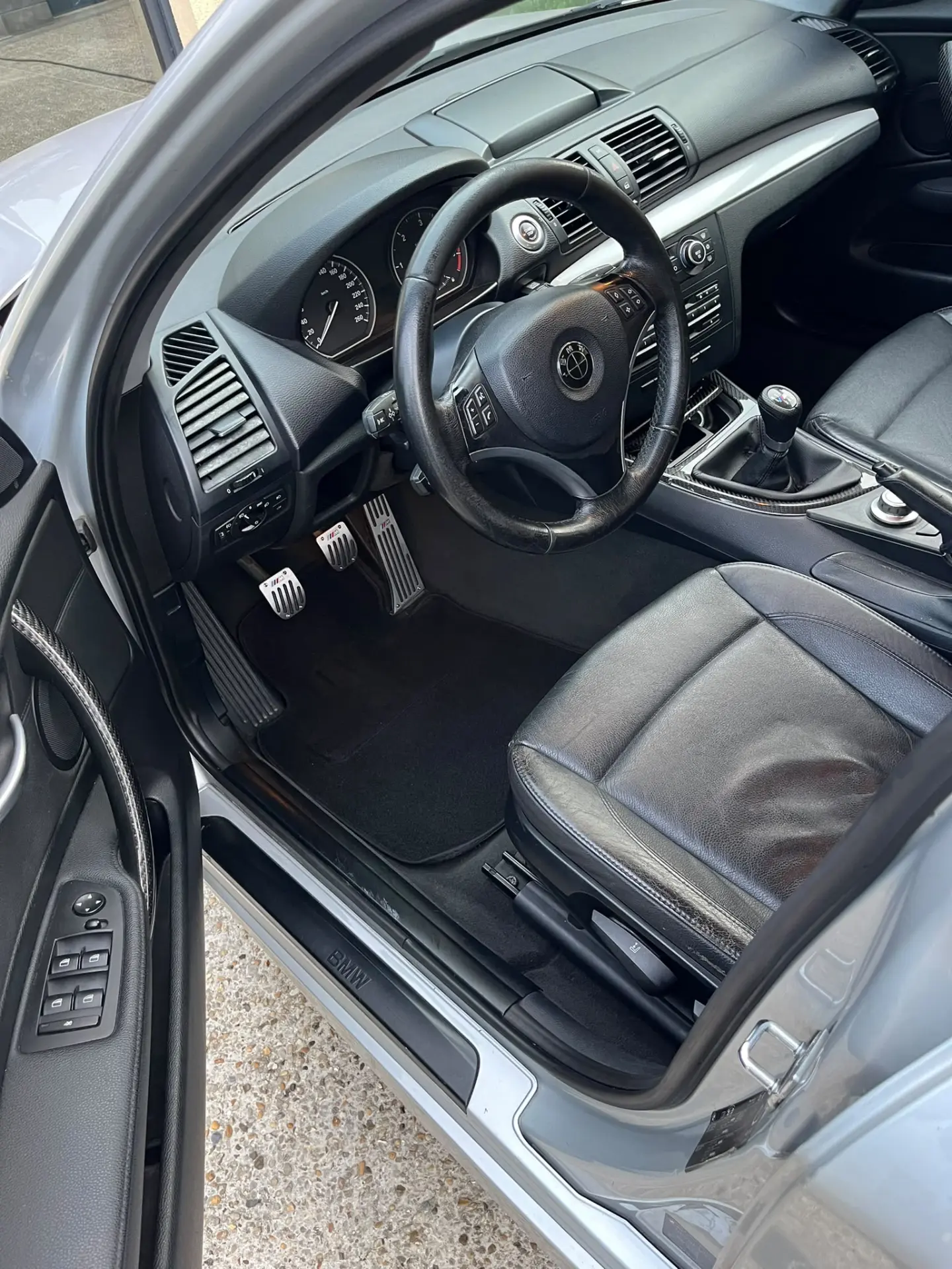 Habitacle BMW après rénovation — moquette et sièges remis à neuf