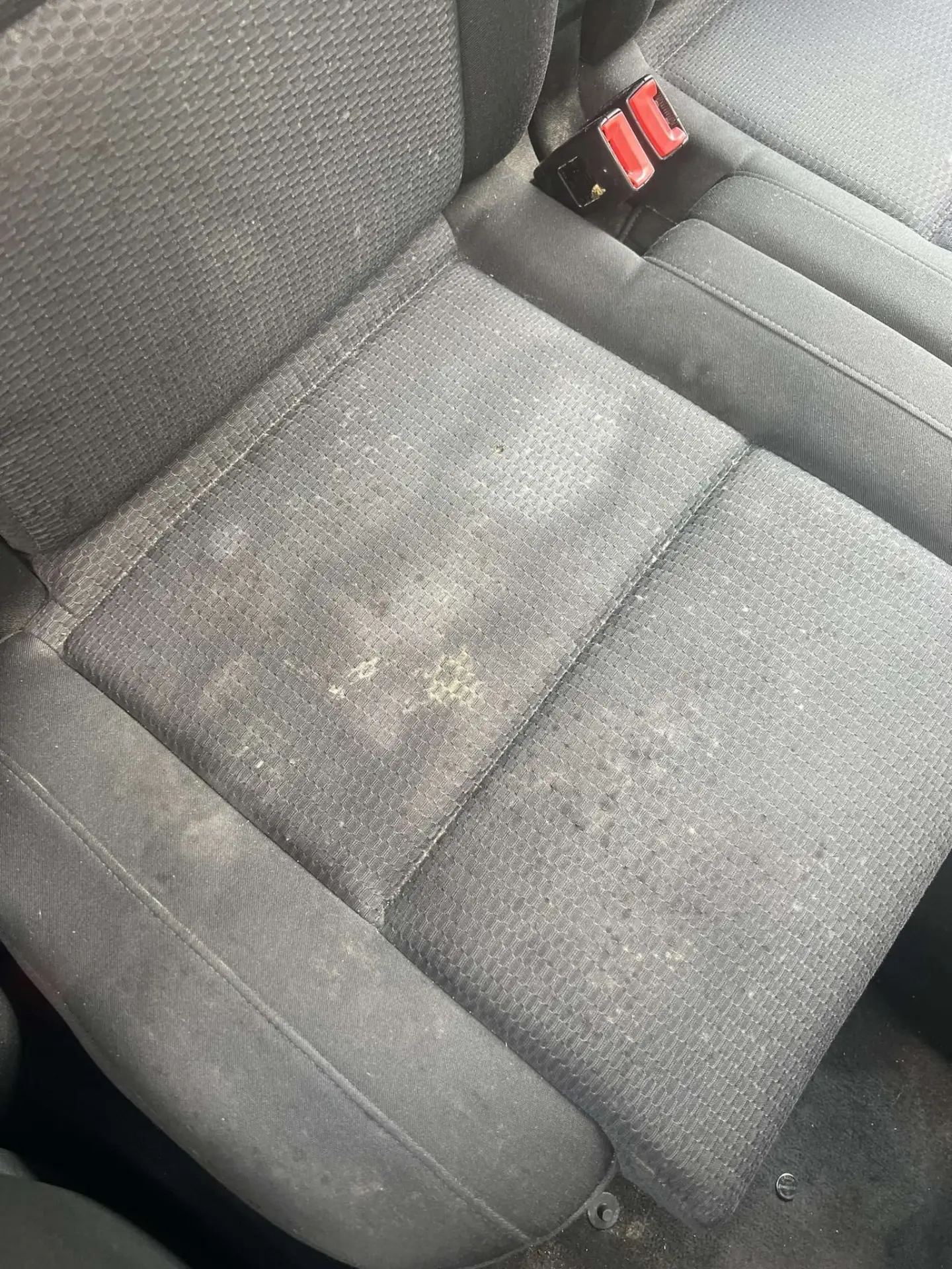 Banquette arrière de voiture avant soin — taches sur le tissu